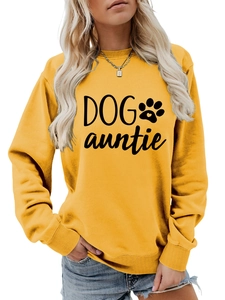 Détail du sweat-shirt jaune gingembre avec texte Dog Auntie noir et motif d'empreinte de patte