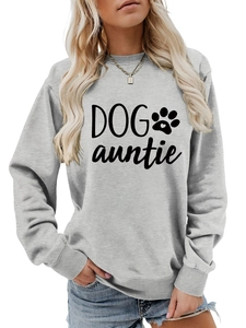 Détail du sweat gris avec texte noir Dog Auntie et motif de patte avec un coeur