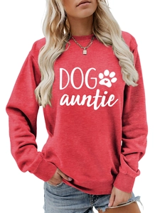 Détail du sweat-shirt col rond rouge brique dog auntie avec motif de patte