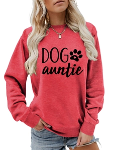 Détail du slogan Dog Auntie et de l'empreinte sur le tissu du sweat rouge brique