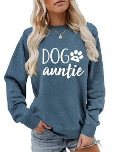 Détail d'un sweat bleu à col rond avec texte DOG auntie blanc et empreinte de patte
