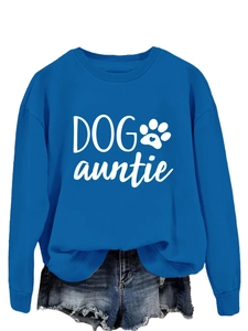 Détail du sweat à col rond bleu marine avec imprimé blanc DOG auntie et patte cœur
