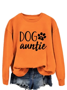Détail du sweat à col rond orange avec texte Dog Auntie et motif de patte de chien
