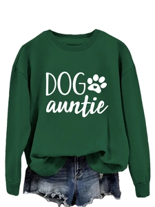 Détail du sweat-shirt vert foncé Dog Auntie avec patte de chien et short en jean décontracté
