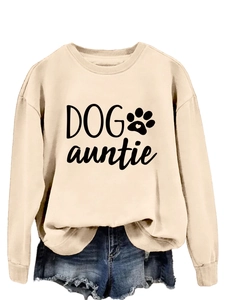 Gros plan sur l'imprimé Dog Auntie et le motif de patte sur ce sweat-shirt beige chic
