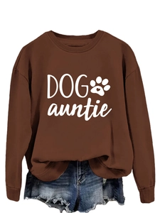Détail du texte Dog Auntie et de l'empreinte de patte sur un sweat marron et short en jean