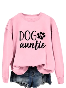 Détail d'un sweat rose à col rond avec motif DOG auntie et empreinte de patte