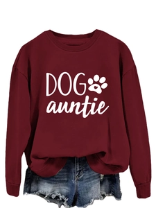 Détail du sweat-shirt bordeaux avec imprimé blanc Dog Auntie et motifs de pattes