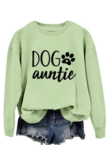 Détail du sweat vert clair Dog Auntie avec empreinte de patte et short en jean
