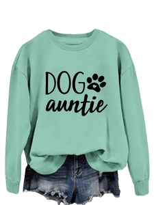 Détail d'un sweat vert menthe avec texte DOG auntie et motif de patte de chien