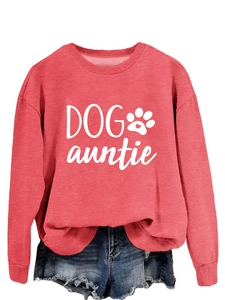 Détail du sweat rose corail Dog Auntie avec motif cœur et empreinte de patte