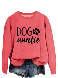 Gros plan sur l'imprimé Dog Auntie et patte sur sweat-shirt rose corail à manches