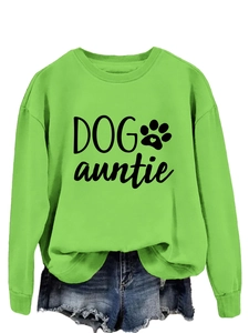 Détail du sweat à col rond vert fluo avec texte Dog Auntie noir et motif de patte
