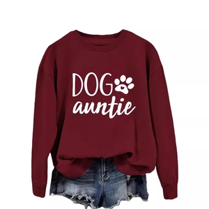 Sweat bordeaux à col rond imprimé Dog Auntie avec short en jean sur fond blanc