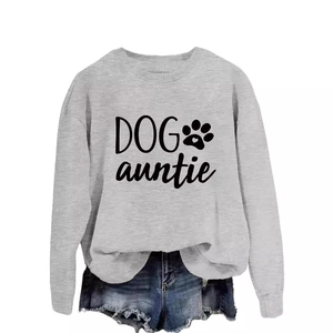 Sweat gris Dog Auntie à manches longues et col rond avec short en jean sur fond blanc