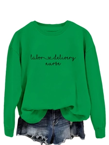 Détail d'un sweat-shirt vert à manches longues pour infirmière avec texte imprimé