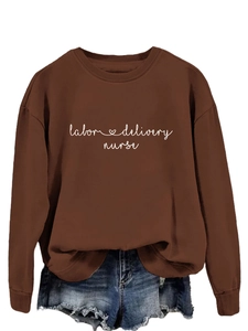 Détail de l'imprimé Labor Delivery Nurse sur sweatshirt marron à col rond