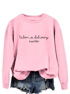 Détail du sweat rose pour infirmière avec poignets côtelés et motif cœur brodé