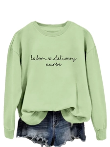 Détail de l'imprimé Labor & Delivery Nurse sur un sweat à col rond vert clair