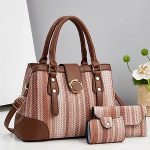 Vue détaillée de la texture tissée et boucle dorée sur cet ensemble de sacs à main femme
