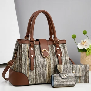 Détail d'un ensemble de trois sacs à main pour femmes avec garniture en cuir marron et serrure