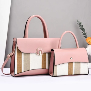 Detail von rosa Ledertasche-Set mit gestreiftem Stoff und goldenem Metalldrehverschluss