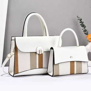 Details des zweiteiligen Handtaschen-Sets mit weißer Webstruktur und goldenen Akzenten