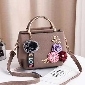 Sac bandoulière marron en cuir avec fleurs 3D et poignée en métal doré chic