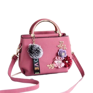 Sac à bandoulière fleuri rose avec texture litchi et breloque Love en peluche