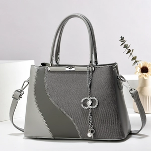 Graue Handtasche mit Kontrastnähten, Patchwork-Design, Metallanhänger und Schultergurt