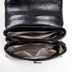 Innenansicht der schwarzen Glanzledertasche mit zwei Fächern und Reißverschluss-Trennfach