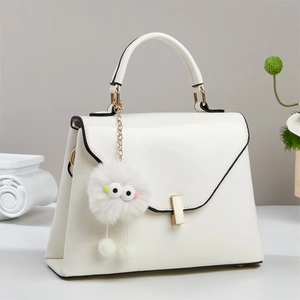 Weiße quadratische Handtasche mit Griff, goldener Kette und Plüsch-Augenanhänger