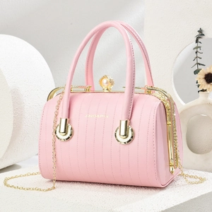 Sac à main vintage rose matelassé avec bandoulière chaîne dorée et fermoir perle