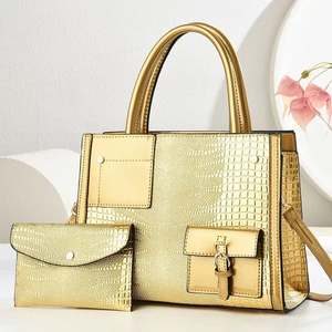 Handtaschen-Set aus goldenem Eidechsen-Prägeleder mit Umhängegurt und passender Clutch