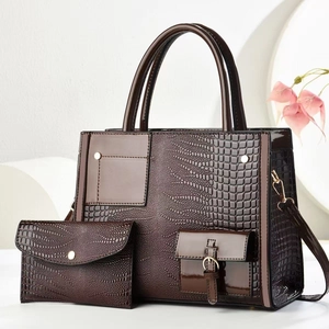 Braune Handtasche mit Eidechsenprägung, glänzenden Griffen und goldenem Metallverschluss