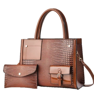Dunkelbraunes Handtaschen-Set mit Krokodilmuster, Umhängeriemen und passender Geldbörse