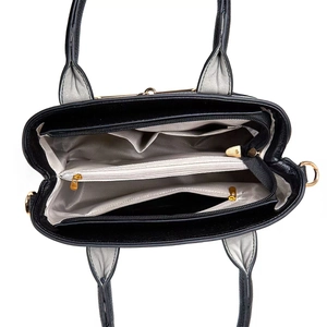 Détails de l'intérieur du sac en cuir noir avec compartiments multiples et zip doré élégant