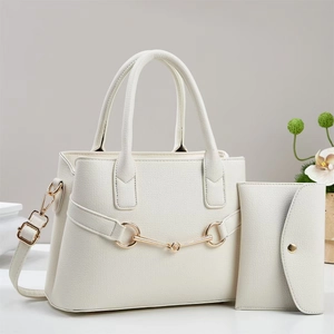 Détail d'un ensemble de sacs en cuir beige avec boucle dorée et petit portefeuille assorti