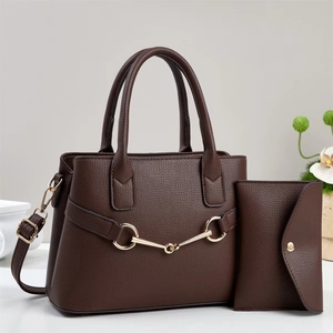 Ensemble sac à main marron foncé en cuir grainé avec mors doré et bandoulière réglable