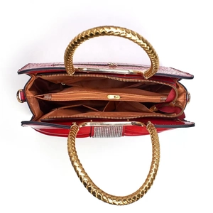 Draufsicht auf die rote Lackleder-Handtasche mit Fächeraufteilung und braunem Innenfutter