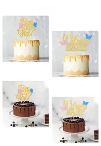 Nahaufnahme der rosa und blauen Schmetterling-Kuchenstecker mit goldenem Glitzer für Babypartys