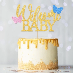 Gold glitzernder Welcome Baby Kuchendekoration mit Schmetterlingen auf weißem Kuchen