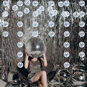 Guirlande de boules disco en papier pour décoration de fête avec fond argenté brillant
