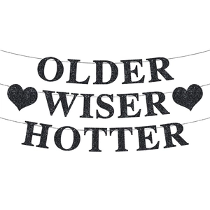 Bannière noire scintillante 'Older Wiser Hotter' avec cœurs pour fête d'anniversaire