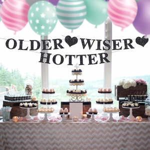 Bannière pailletée noire Older Wiser Hotter avec cœurs pour décoration de fête d'anniversaire