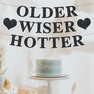 Bannière de fête noire à paillettes avec texte Older Wiser Hotter et cœurs décoratifs