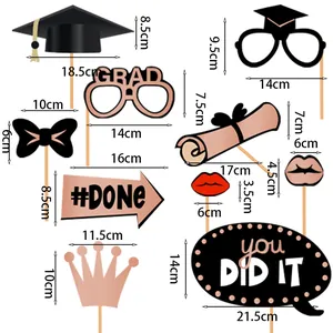 Tableau des tailles avec les dimensions de 10 accessoires photo pour remise de diplôme