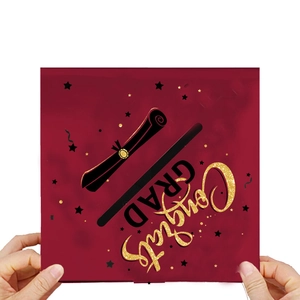 Biglietto di laurea quadrato bordeaux con scritte Congrats GRAD in oro
