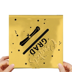 Dettaglio della scatola regalo quadrata dorata per laurea con scritta GRAD e Congrats