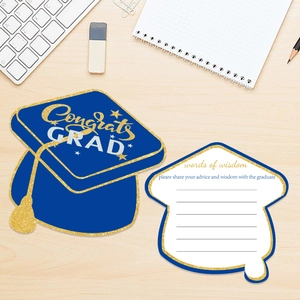 Tarjeta de graduación azul marino con texto Congrats GRAD dorado en escritorio